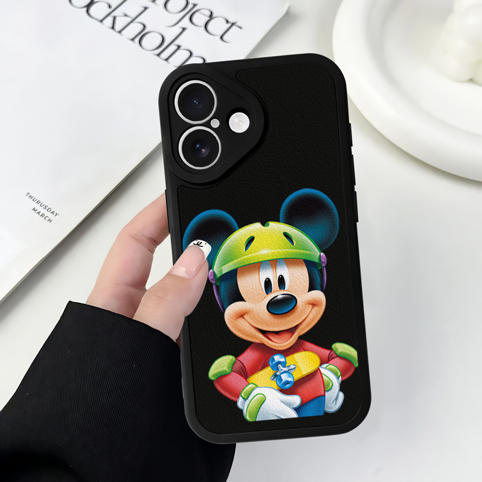 （画像用） ミッキーマウス Mickey Mouse 【iPhone 16シリーズ対応】シリコンスマホケース（レザー調） 材質：シリコン